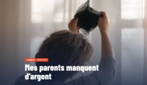 Titre "mes parents manquent d'argent" sur la photo d'une personne aux cheveux longs de dos, qui regarde dans un porte-monnaie vide qu'elle tient des deux mains.