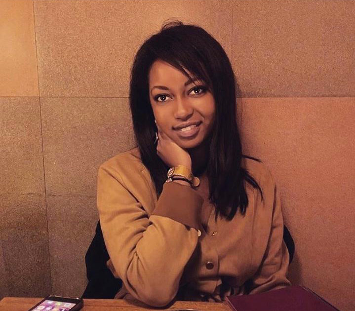 Contre le racisme, Juliette, une jeune femme noire sourit face à l'objectif.