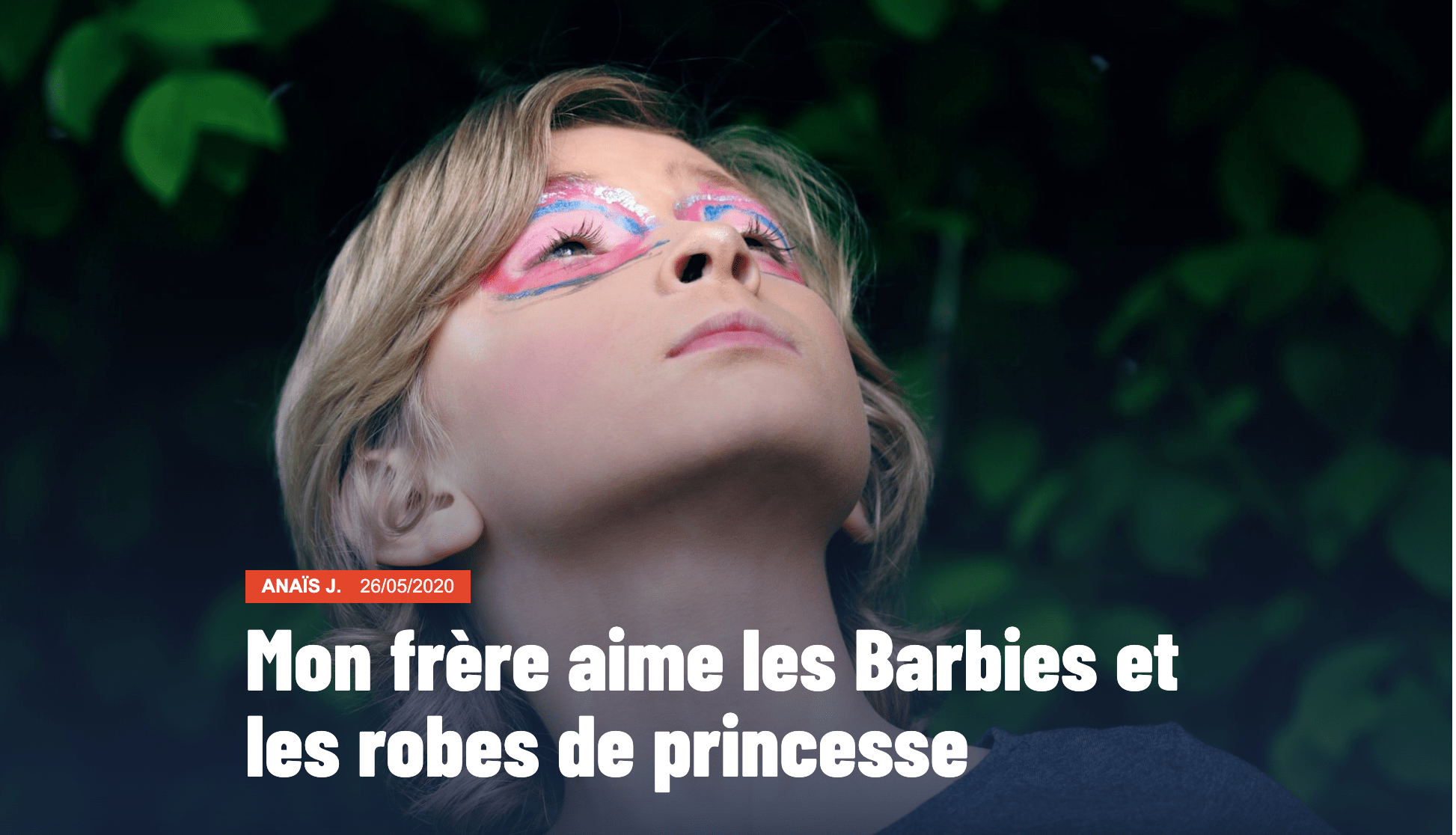 Miniature de l'article "Mon frère aime les Barbies et les robes de princesse". L'image représente un enfant, regard vers le ciel. Le contour de ses yeux est maquillé en rose et bleu. 