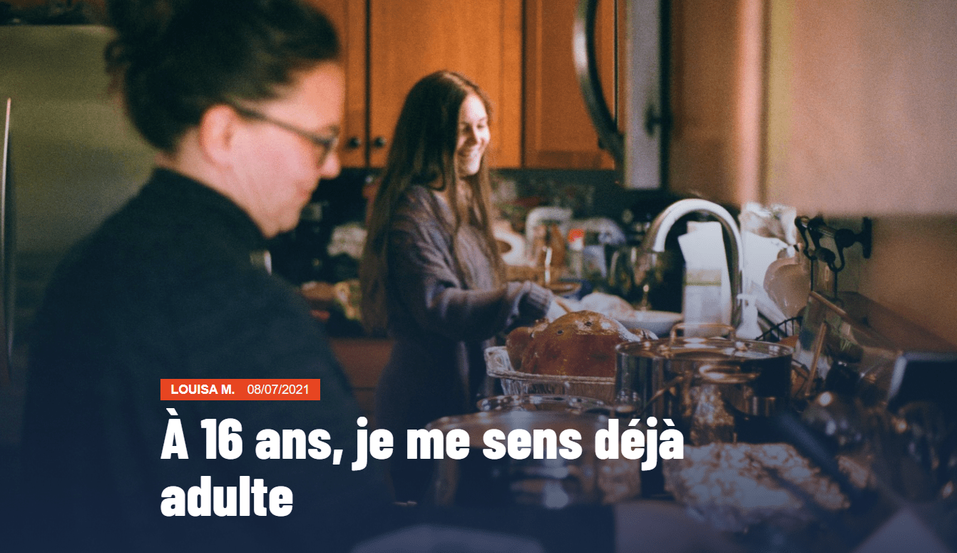 Capture d'écran de la photo associée au texte « A 16 ans, je me sens déjà adulte. » Sur la photo, une mère et sa fille cuisinent et font la vaisselle dans leur cuisine.