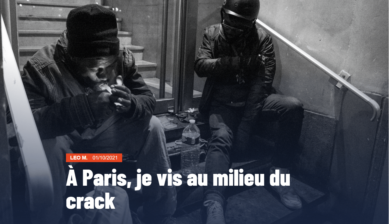 Capture d'écran de l'image du texte « A paris, je vis au milieu du crack. » Sur la photo en noir et blanc, deux hommes fument du crack, assis sur les marches d'un immeuble.