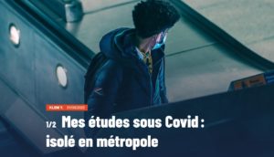 Capture d'écran de l'article "Mes études sous Covid : isolé en métropole". Un homme monte dans un escalator. Il est seul, et jette un coup d'œil derrière lui.