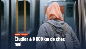 Capture d'écran de l'article "Etudier à 8 000 km de chez moi", publié sur le site de la ZEP le 19 août 2022. Sur la photo : Dans le métro, une femme de dos porte un foulard rose et tient son sac à dos sur ses épaules.