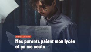 Capture d'écran de l'article "Mes parents paient mon lycée et ça me coûte". Un jeune garçon est assis par terre, en chemise grise, des feuilles de cours à la main et virevoltant tout autour de lui.