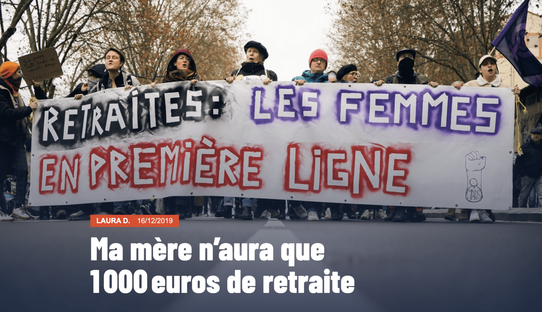 Photo en couleurs de femmes à la manifestation des retraites tenant une grande banderole sur laquelle est inscrit "retraites : femmes en première ligne"
