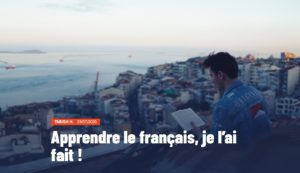 Capture d'écran de l'article "Apprendre le français, je l'ai fait !" Sur la photo, on voit un homme à moitié de dos tenant un livre à la main. Il lit face à la mer. Il est assis et surplombe la ville.