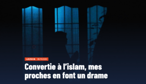 Capture d'écran de l'article "Convertie à l'islam, mes proches en font un drame". Sur la photo, une femme voilée convertie prie dans le noir devant une fenêtre.