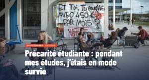 Capture d'écran de l'article "Précarité étudiante : pendant mes études, j'étais en mode survie". Sur la photo, des étudiants sur des chaises devant un bâtiment et une affiche sur laquelle il est écrit : "Et toi, tu (sur)vis avec 450€ par mois ? #LaPrécaritéTue".
