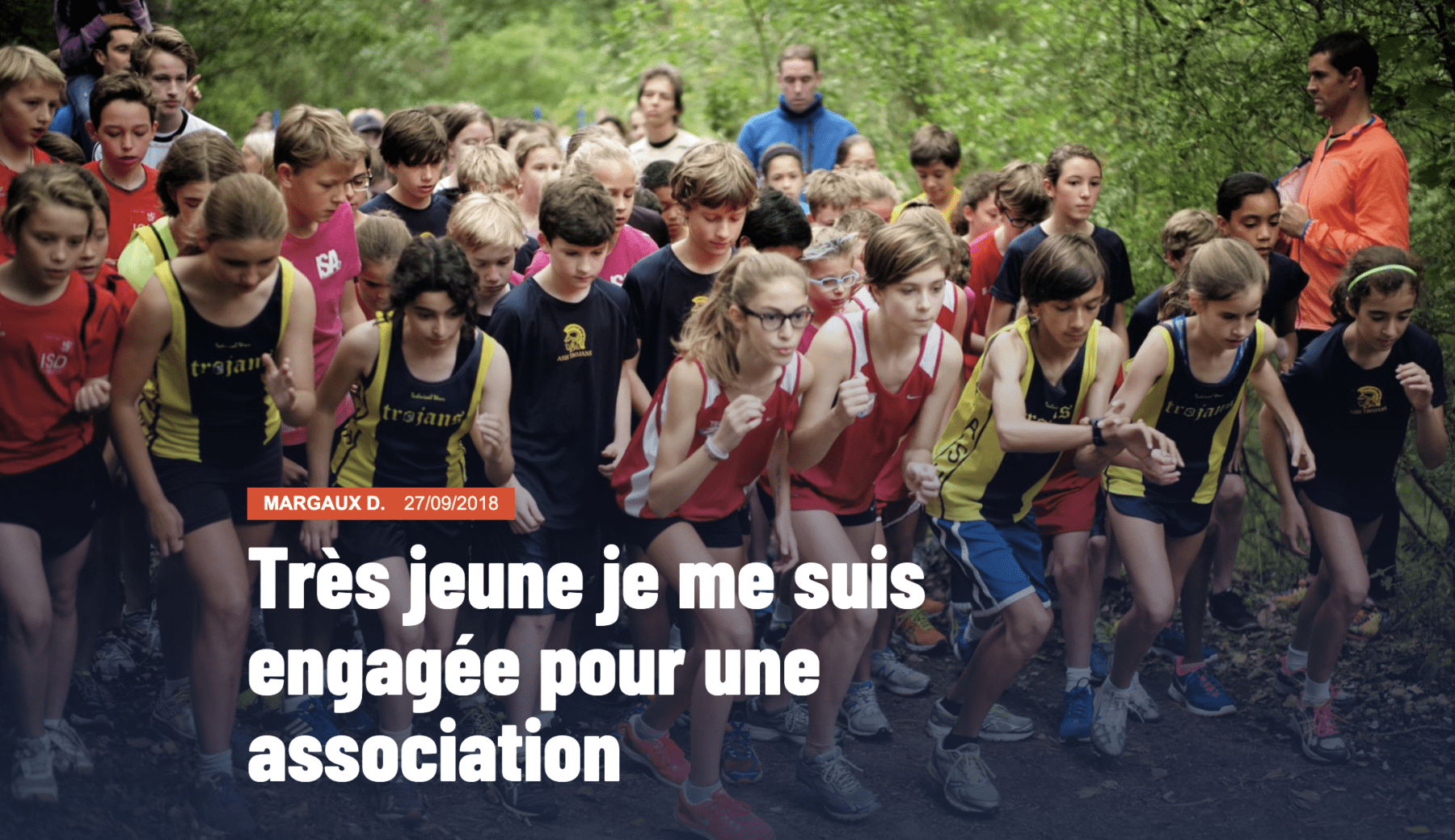 Capture d'écran de l'article "Très jeune je me suis engagée pour une association", illustré par une photo sur laquelle on voit des jeunes participer à une course caritative dans une forêt.