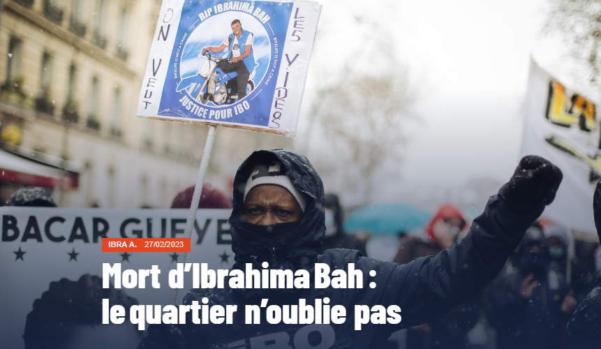 Capture d'écran de l'article "Mort d'Ibrahima Bah : le quartier n'oublie pas", illustré par une photo où l'on voit un homme assez âgé, chaudement vêtu. Sa capuche et sa veste cache une partie de son visage. Il manifeste sous la pluie, poing levé en l'air. De l'autre main, il tient une pancarte : "RIP Ibrahima Bah, Justice pour Ibo". En arrière-plan, on distingue d'autres manifestants.