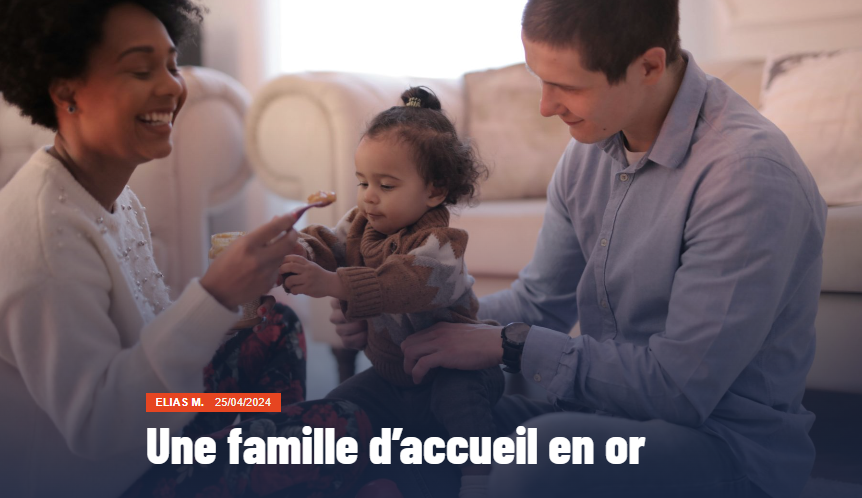 Capture d'écran du deuxième article du slash : "Une famille d'accueil en or". Il est illustré par une photo d'une famille. La mère, métisse, donne à manger à un bébé, lui aussi métisse. Il est placé au centre de la photo. De l'autre côté, le père, blanc, tient l'enfant. Tous trois sourient.
